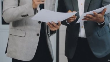 İşadamı ve işkadını ofiste çalışıyor.