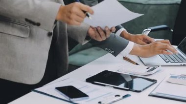 Ofiste çalışan bir işadamı.