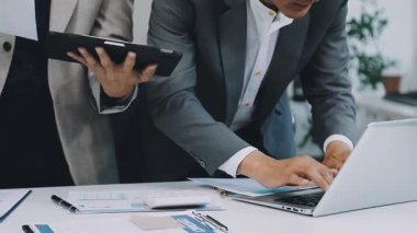 Modern ofiste finansal raporlarla çalışan iş adamları