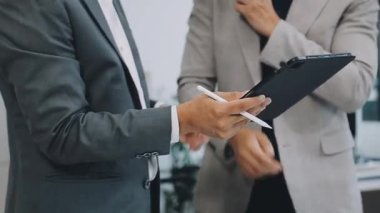 İş adamı dijital tablet tutuyor ve iş planını ortağına gösteriyor.