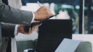 genç adam ofiste tablet kullanma