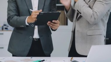 Ofiste iş ekibi toplantısı, iş konsepti.