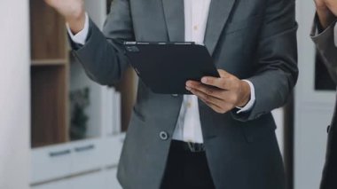 İş adamları ofiste yeni iş planlarını tartışıyor.