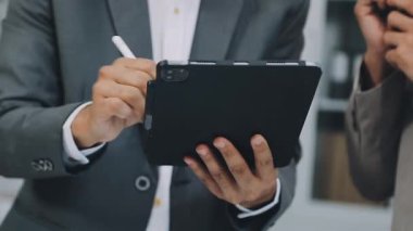 tablet pc kullanma office iş adamı