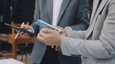 İş adamı ofisinde buluşmak için akıllı telefonu kullanıyor