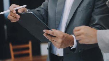 Akıllı telefon ve tablet kullanarak işadamının elini kapat