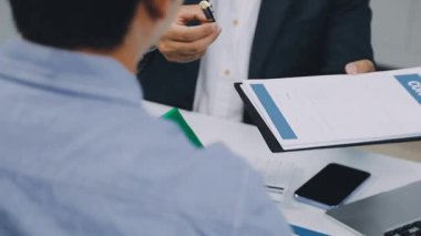 Finansal grafikle iş ekibi toplantısı