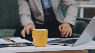 İşadamı dizüstü bilgisayarla çalışıyor