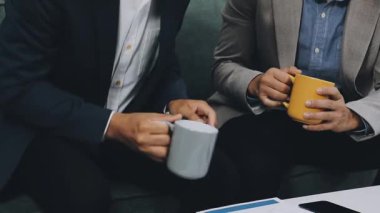 Ofiste elinde kahve tutan bir işadamı. iş toplantısı kavramı