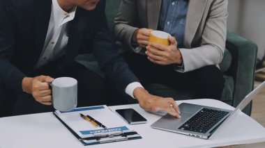 İş ekibi dizüstü bilgisayarda çalışıyor ve yeni projeyi tartışıyor