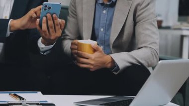 İş adamı akıllı telefon kullanıyor ve ofiste selfie çekiyor. iş kavramı.