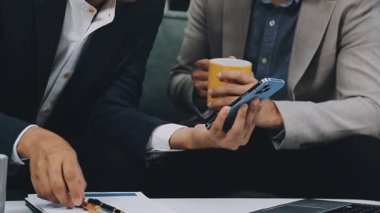 İş adamları toplantı yapmayı düşünüyor. iş kavramı