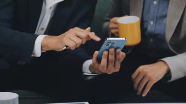 İş ekibi yeni bir iş planı üzerinde çalışıyor