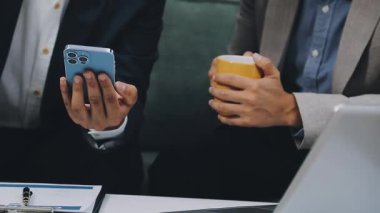 İş arkadaşları iş yerinde fikirleri tartışıyor.