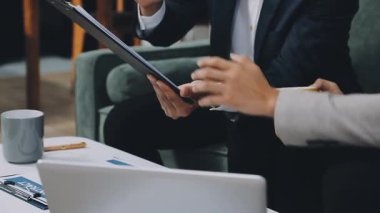 İşadamı dijital tablet kullanıyor ve iş planını ofiste tartışıyor