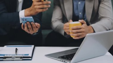 Dijital tablet ve dizüstü bilgisayarla çalışan iş adamı