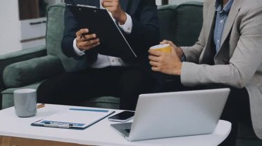 Kafede dizüstü bilgisayarda çalışan genç iş adamları