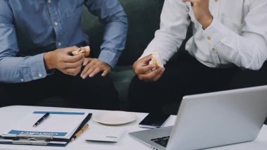 İşadamı ve işkadını ofiste çalışıyor.