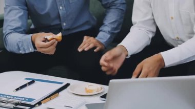 Modern ofiste bir toplantı üzerinde çalışan iş adamları.