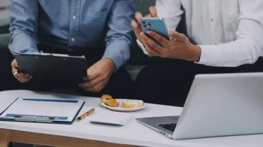 İş adamları modern ofiste toplanıyor.