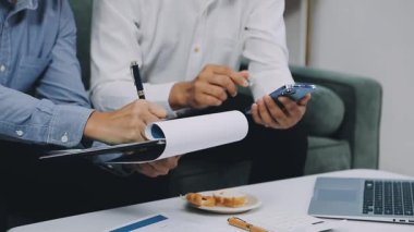 Finansal veriye sahip tablet bilgisayar kullanan işadamı