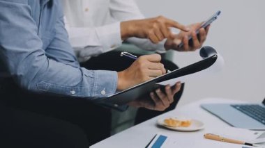 Ofiste tablet bilgisayar kullanan genç işadamı.