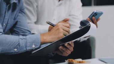 İş adamları modern ofiste toplanıyor.