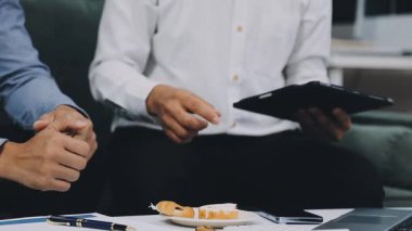 İşadamı ofiste tablet kullanma