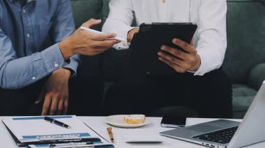 İş adamları ofiste fikirleri tartışıyor ve planlıyorlar.