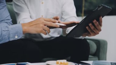 Ofiste Dijital Tablet kullanan genç adam