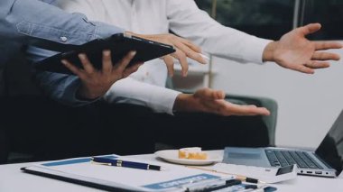 Tabletli genç adam.