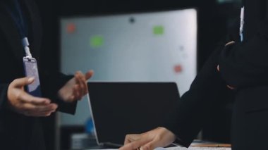 Ofiste toplantı sonrasında el sıkışan işadamları.