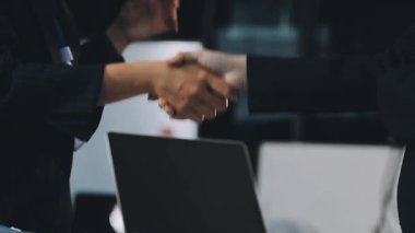 İş adamları ofiste el sıkışıyor..