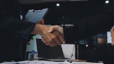 Yakın plan, iki işadamının el ele tutuştuğu bir belge. takım çalışması konsepti.