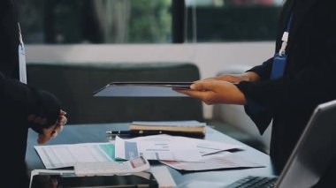 İş adamı ofisteki iş adamlarıyla el sıkışıyor