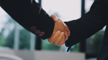 Modern ofiste iş adamlarının el sıkışması.
