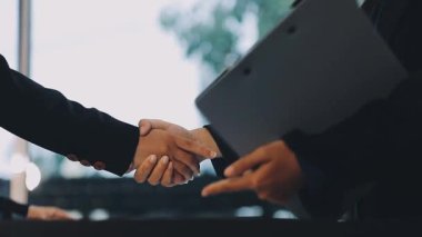 Ofiste tokalaşan iki iş adamının el sıkışması.