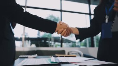 İş tokalaşması. Modern bir ofiste el sıkışan iki genç iş adamı..
