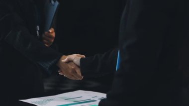 İş adamları el sıkışıyor, modern bir ofiste buluşuyorlar. İş adamları el sıkışır