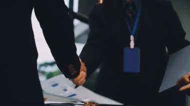 İş adamları ofiste el sıkışıyor..