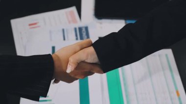 Sözleşmeden sonra iş ortaklarının el sıkışması