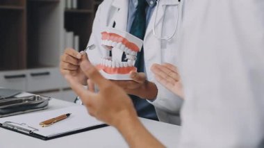 Kapat. Elinde tabletle bir doktor..