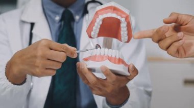 Diş hekiminde dişlerini gösteren dişçi.