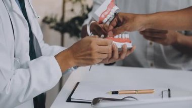 Bir model tutan dişçi