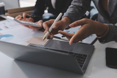 Muhasebe şirketi kazançlı nakit akışı için finansman ve vergilendirme planlaması, ofiste çalışan denetçi ve muhasebeci ekibi, mali verileri ve muhasebe kayıtlarını hesap makinesiyle analiz eder.