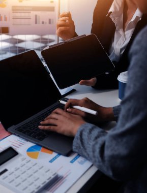 Muhasebe şirketi kazançlı nakit akışı için finansman ve vergilendirme planlaması, ofiste çalışan denetçi ve muhasebeci ekibi, mali verileri ve muhasebe kayıtlarını hesap makinesiyle analiz eder.