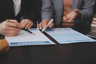 Yargıç Gavin ve Adalet Avukatları hukuk firmasının arka planında takım toplantısı yapıyorlar. Hukuk ve Hukuk Hizmetleri kavramları.