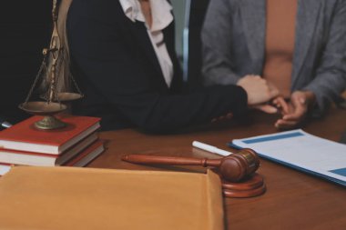 Yargıç Gavin ve Adalet Avukatları hukuk firmasının arka planında takım toplantısı yapıyorlar. Hukuk ve Hukuk Hizmetleri kavramları.