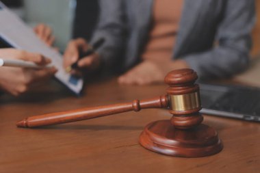 Yargıç Gavin ve Adalet Avukatları hukuk firmasının arka planında takım toplantısı yapıyorlar. Hukuk ve Hukuk Hizmetleri kavramları.