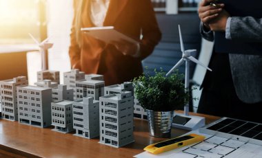 İş adamları arasında güneş pili paneli teknolojisi ve Güneş Enerjisi Çevre Kenti kavramındaki son gelişmeler üzerine tartışma.